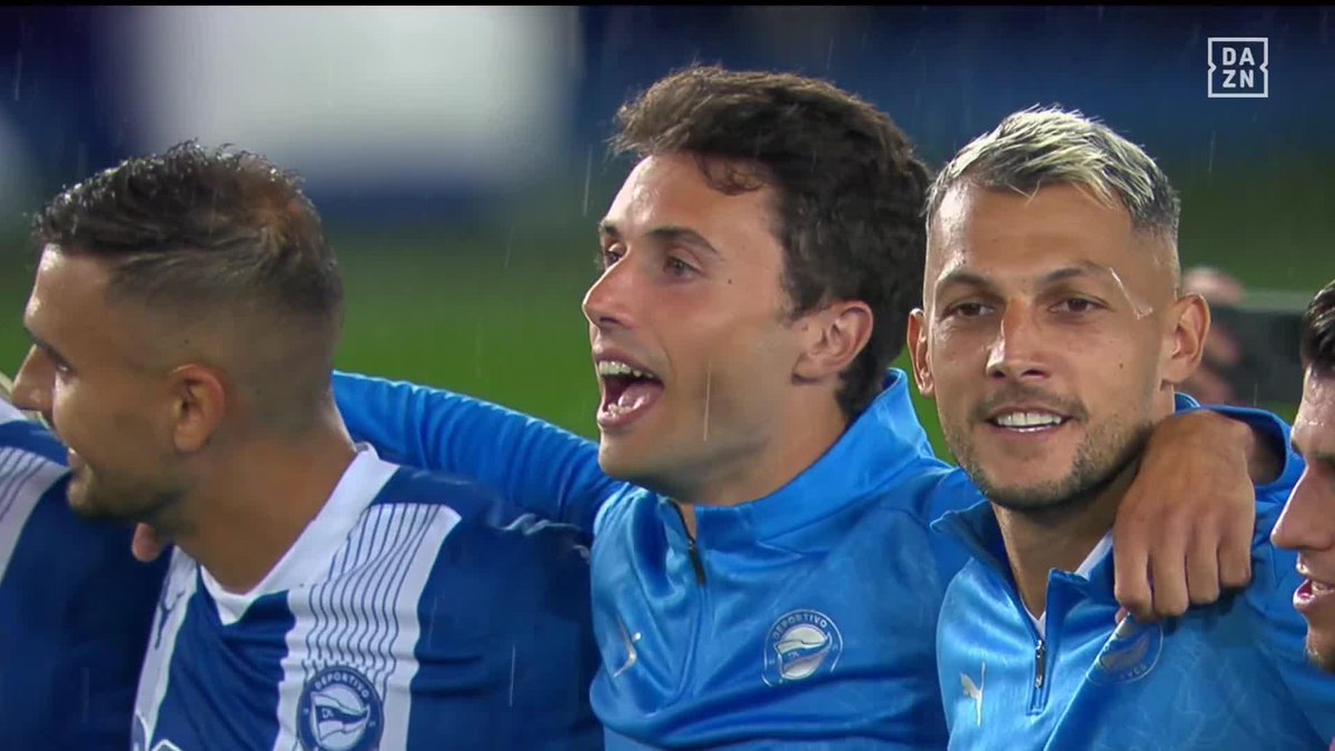 Los valores de la lucha. De darlo todo por el compañero. Por la afición. Por la ciudad. ¿Que qué es El Glorioso? Esto 💙🤍 #LALIGAenDAZN ⚽️
