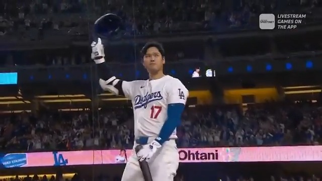 A standing ovation for Shohei at home after reaching 50/50. 💙