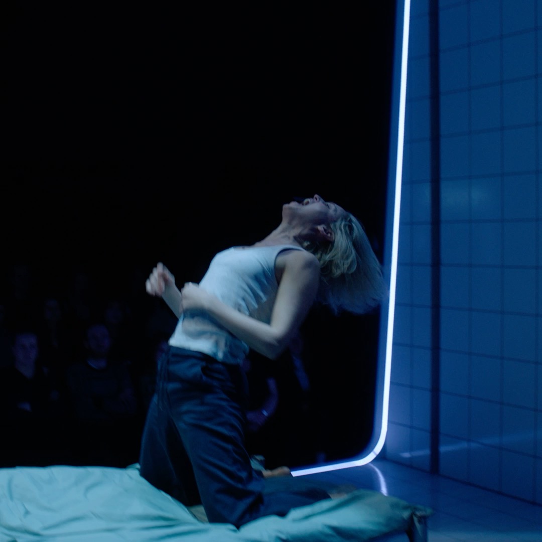 ★★★★★ 'Denise Gough's performance is one of the greatest of her generation.' Independent #DeniseGough reprises her Olivier Award-winning role as Emma in Duncan Macmillan’s intoxicating hit play. PeoplePlaces&Things is now available to stream on #NationalTheatreAtHome 📺