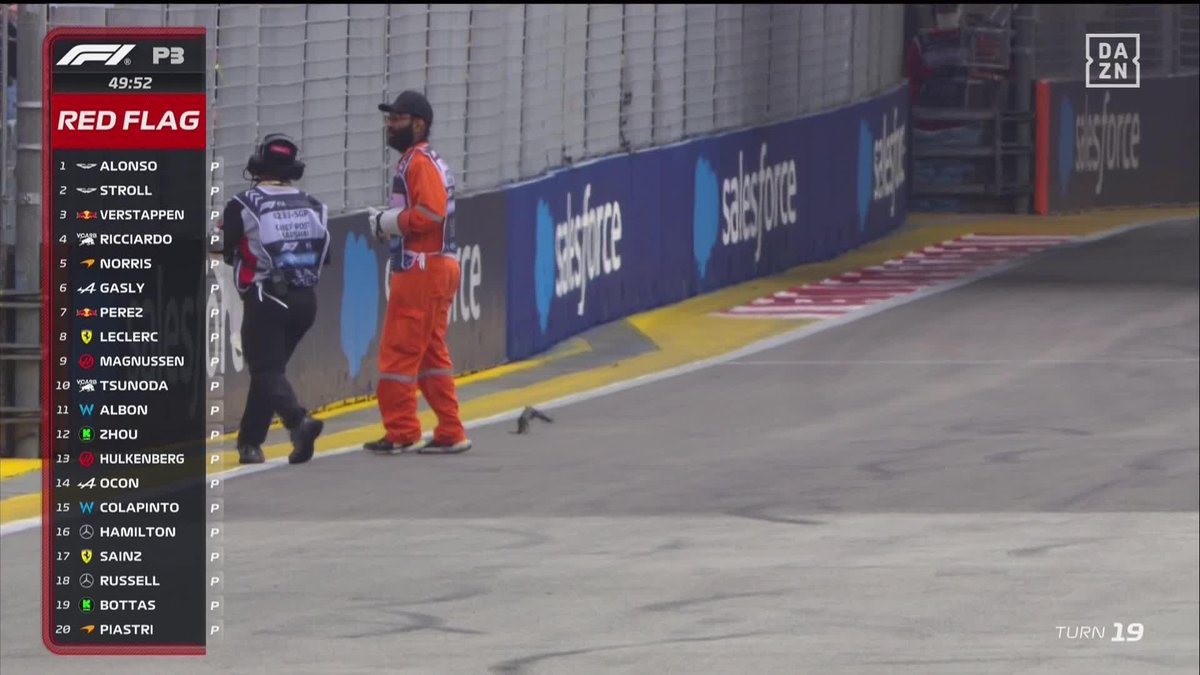 ¡BRUTAL! 😂 BANDERA ROJA POR UN LAGARTO MUTADO 🚩 Antonio Lobato y Toni Cuquerella alucinando con su velocidad punta en el cara a cara con los comisarios 🤣 #SingapurDAZNF1 🇸🇬
