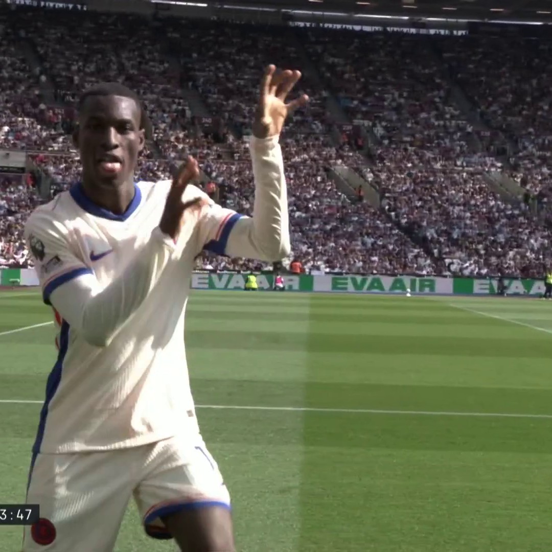 'It's close to midnighttttt...' 🎶 Nico Jackson hit the 'Thriller' celebration after opening the scoring for Chelsea 🕺 📺 TNT Sports & discovery+ UK
