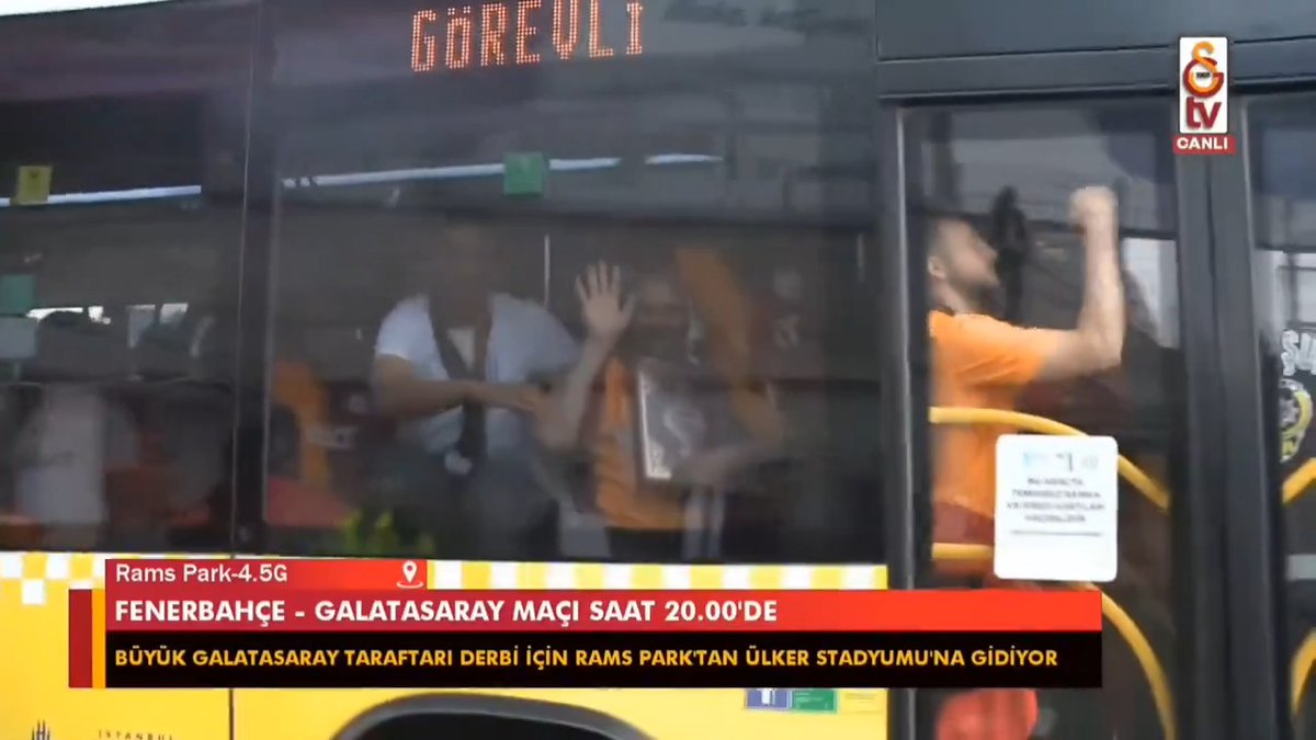 Bir Galatasaray taraftarı Kadıköy'e Kur'an-ı Kerim ile gidiyor.