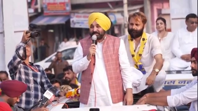ਆਮ ਆਦਮੀ ਪਾਰਟੀ ਕਿਸੇ ਸਰਵੇ ‘ਚ ਨਹੀਂ ਆਉਂਦੀ ਸਿੱਧੀ ਸਰਕਾਰ ‘ਚ ਹੀ ਆਉਂਦੀ ਹੈ… ਜਿੱਦਾਂ ਪੰਜਾਬ ਦੇ ਆਮ ਘਰਾਂ ਦੇ ਧੀਆਂ-ਪੁੱਤਾਂ ਨੇ ਵੱਡੇ-ਵੱਡੇ ਘਰਾਣਿਆਂ ਦੇ ਲੀਡਰਾਂ ਦੀ ਛੁੱਟੀ ਕਰ ਦਿੱਤੀ ਸੀ… ਹੁਣ ਹਰਿਆਣਾ ‘ਚ ਵੀ ਕੰਮ ਕਰਨ ਦਾ ਜਨੂੰਨ ਰੱਖਣ ਵਾਲ਼ੇ ਧੀਆਂ-ਪੁੱਤ ਅੱਗੇ ਆਉਣਗੇ…