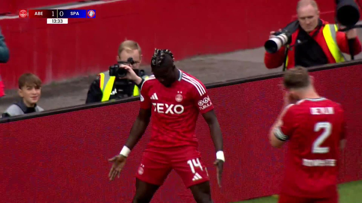 "He's at it again!" 🎙️ In-form striker Pape Guèye scores the first goal of the game for Aberdeen FC 🔥 #PremierSportsCup