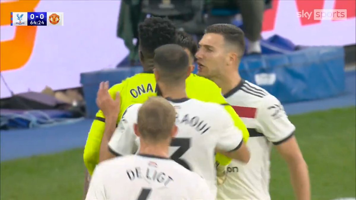 Andre Onana with a ridiculous double save to keep the scores level 😳🧤