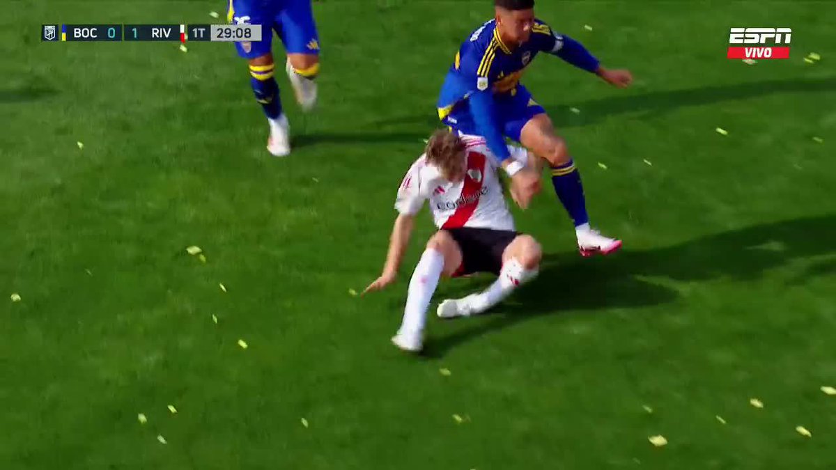 Rojo golpea a Colidio abajo y arriba. Sin tarjeta esta jugada. Lo curioso es que el árbitro Ramírez a los 10 segundos amonestó a Gattoni por una falta sobre Cavani.