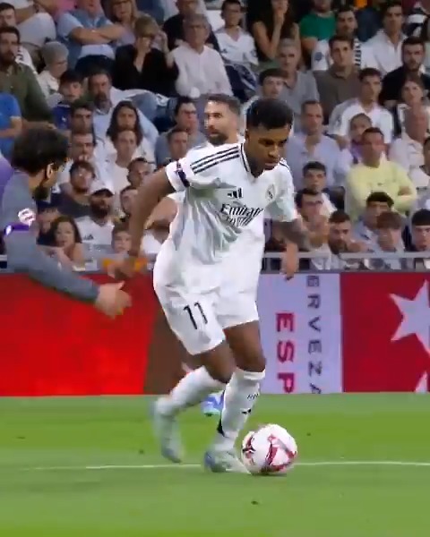 Rodrygo dribbling in tight spaces is so fun to watch