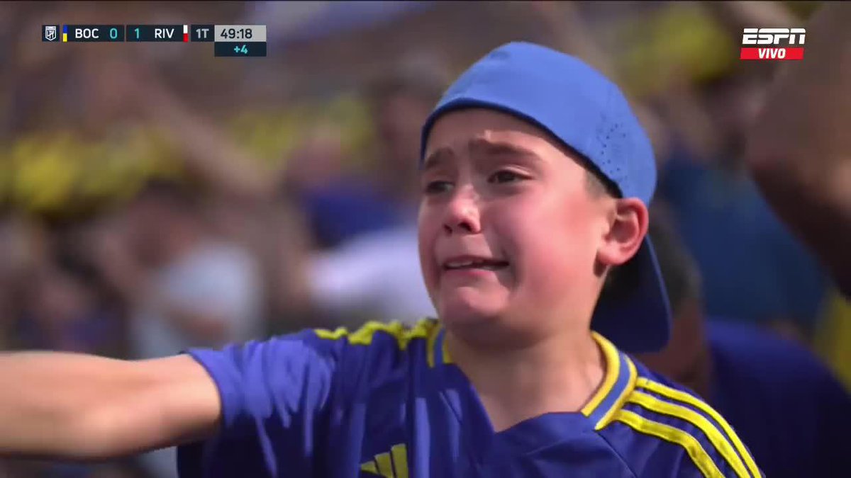 Las lágrimas de este pequeño hincha de Boca, mientras alienta a más no poder… 🥺🇦🇷
