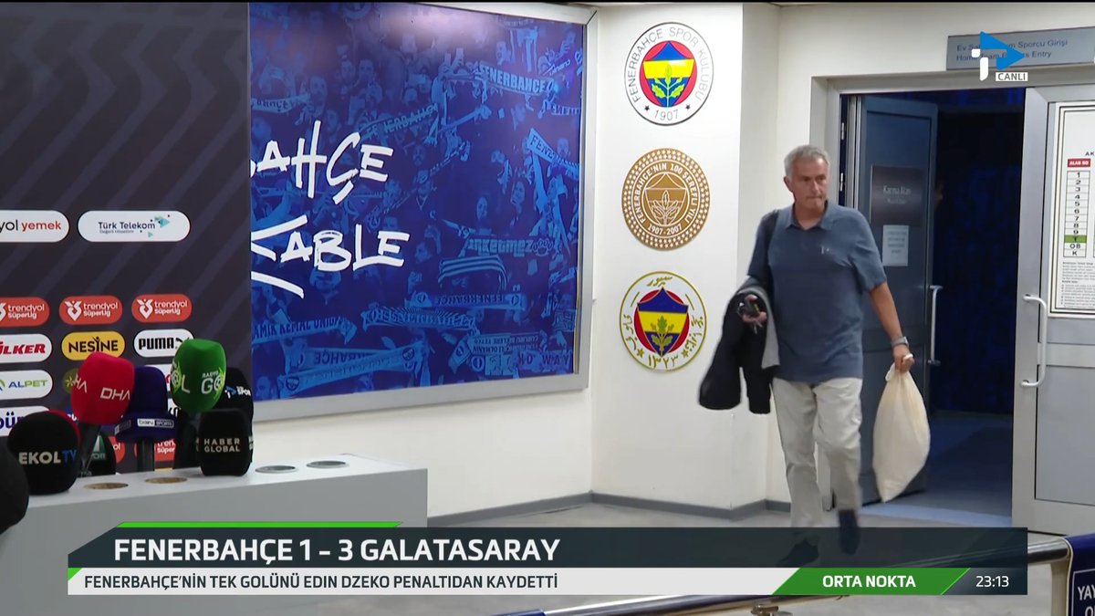 Jose Mourinho, 2 defa Okan Buruk’un basın toplantısı alanına geldi. Toplantının bitmediğini görünce stadyumu terk etti. (🔗beIN Sports)