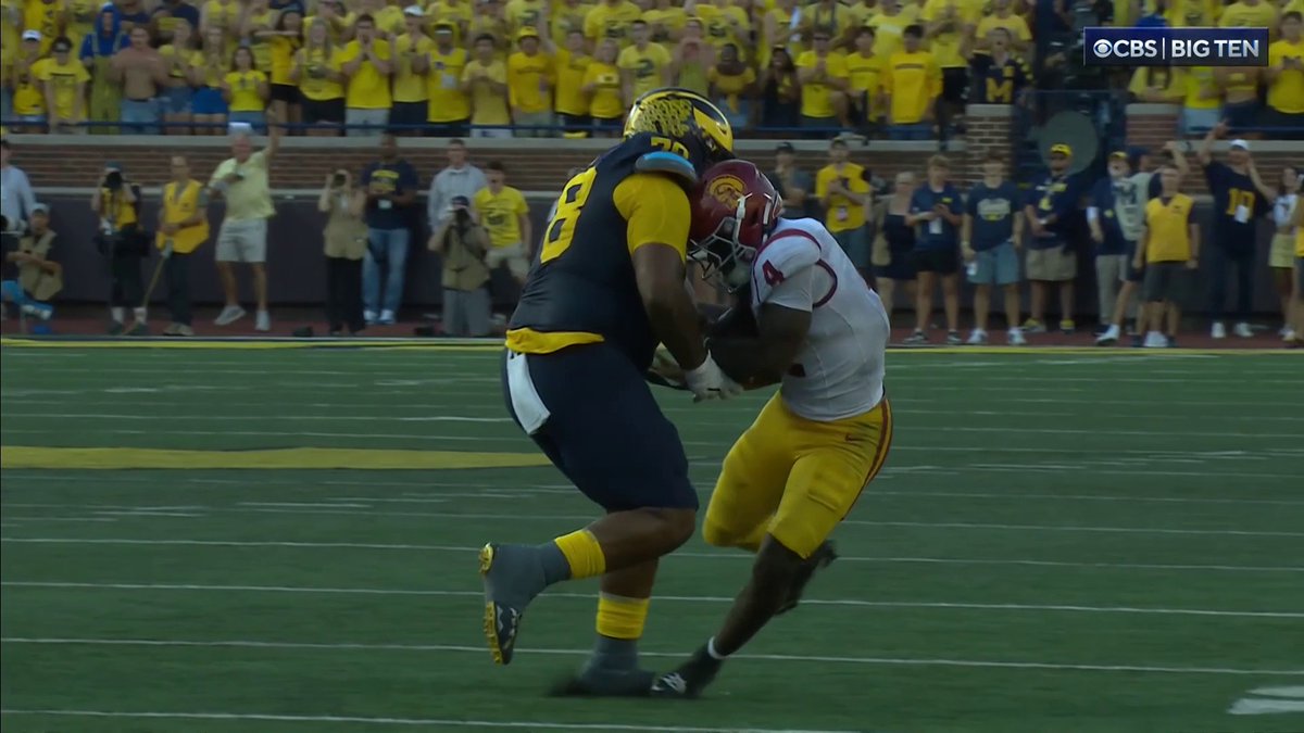 This strip to get the ball back for USC was WILD 🤯🤯 USC Football ✌️