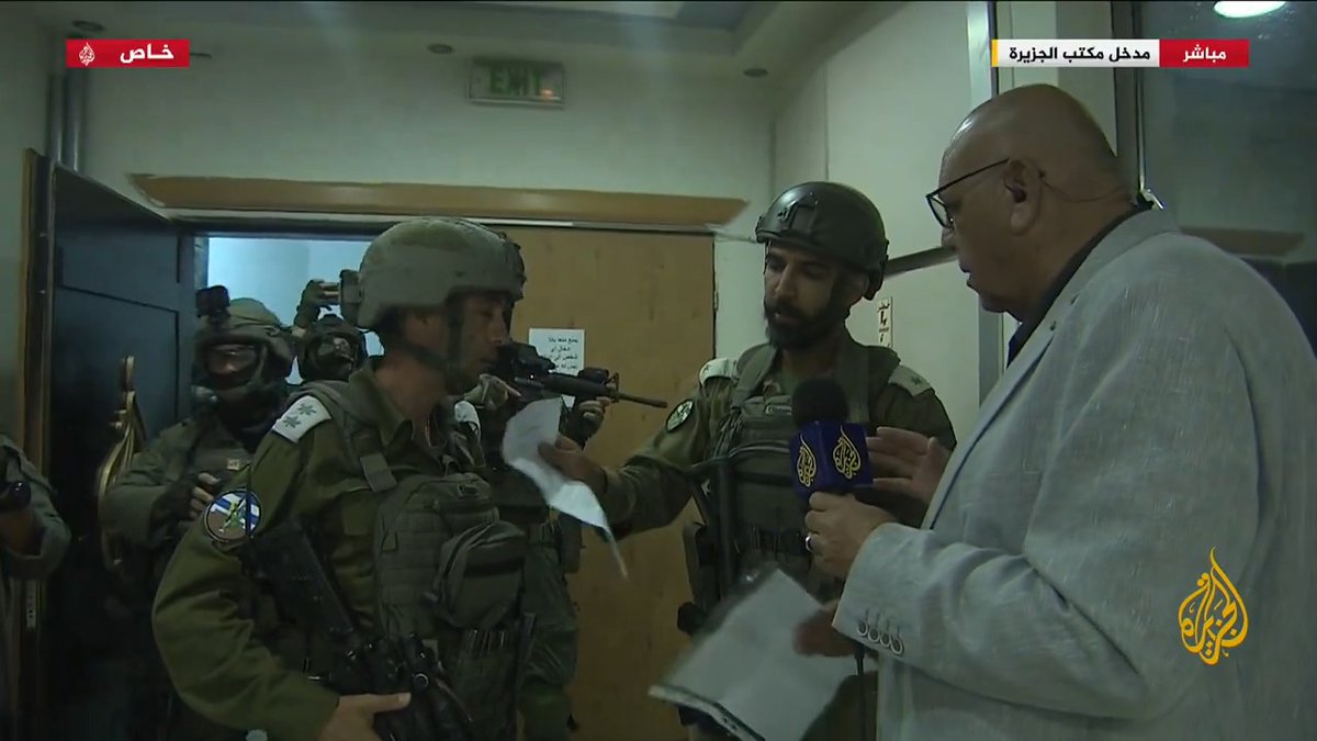 لحظة اقتحام قوات الاحتلال الإسرائيلي مكتب قناة #الجزيرة برام الله مع أمر عسكري بغلقه 45 يوما #حرب_غزة #الأخبار