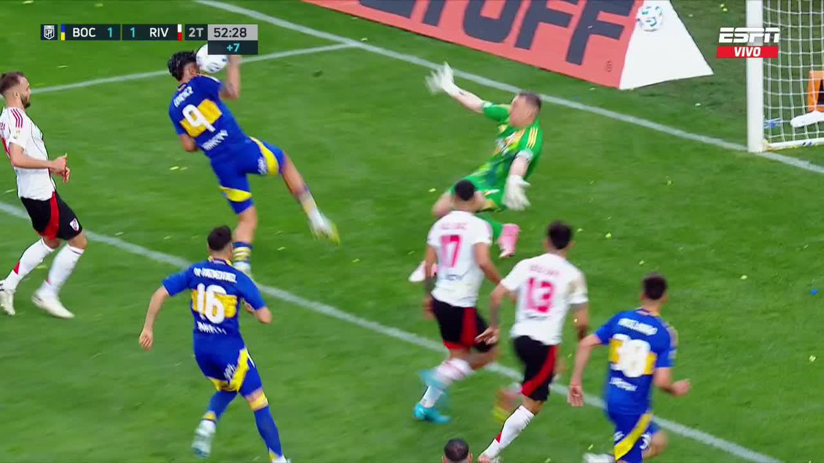 🔎El VAR revisó si #Gimenez la tocó con la mano pero NUNCA el planchazo de Armani abajo al 9 xeneize. ❓¿Era PENAL para #Boca en la última?