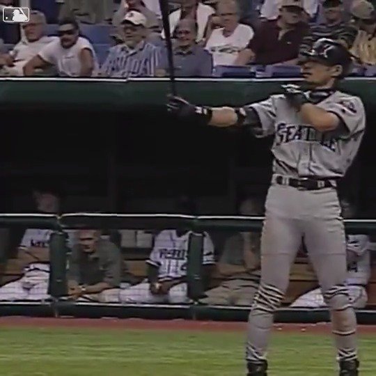 大谷翔平があと3つに迫った 56盗塁を記録したシーズンのイチロー ✅2001年 打率.350 242安打 8本塁打 69打点 56盗塁 出塁率.381 長打率.457 OPS.838 🏆MVP 🏆新人王 🏆首位打者 🏆盗塁王 🏆シルバースラッガー賞 🏆GG賞 これをメジャー1年目にやってのけた神👀 #イチロー