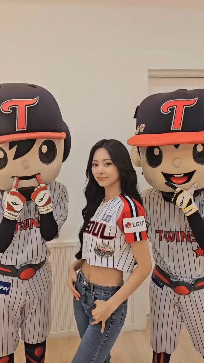 TZUYU RUN AWAY CHALLENGE WITH LG TWINS MASCOTS