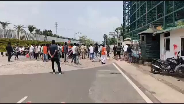 జగన్ నివాసాన్ని ముట్టడించిన బీజేపీ కార్యకర్తలు, జై శ్రీరామ్ అంటూ నినాదాలు..