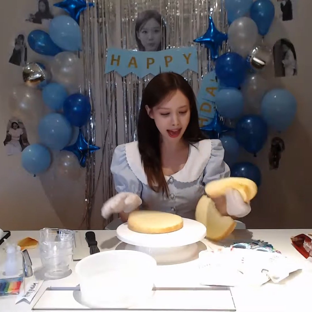 NAYEON BREAKING THE CAKE IN LESS THAN 5 MINUTES 😭😭😭