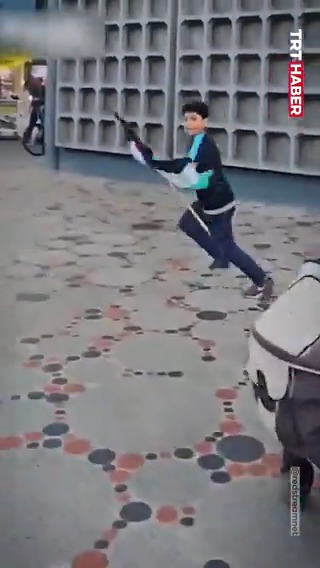 Berlin polisi, Filistin bayrağı taşıyan çocuğu kovalayarak gözaltına aldı.