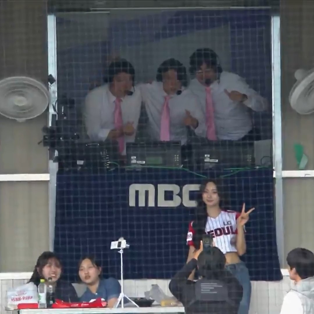 The baseball commentators posing for a photo with Tzuyu in the middle of the game 😭