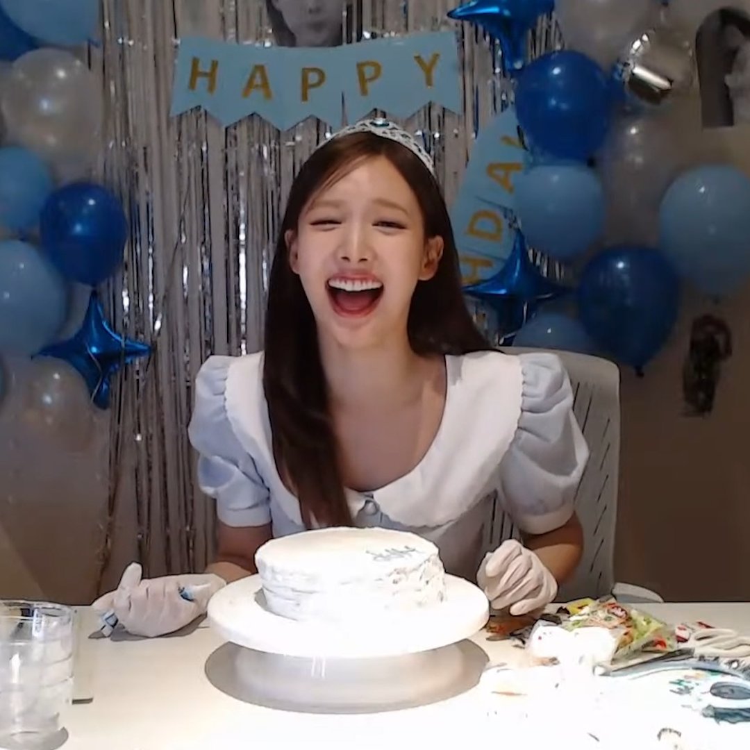 NAYEON'S LOUD LAUGH WHEN SHE FORGOT TO WRITE THE 'A' IN 'HAPPY BIRTHDAY' 😭