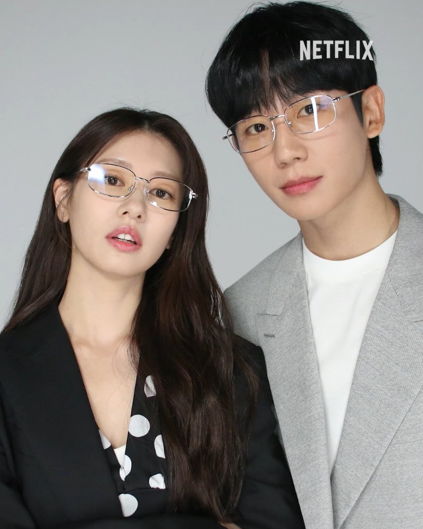 Jung So-min channeling Seok-ryu by picking the alien eyes #LoveNextDoor #Netflix #JungHaein #JungSomin