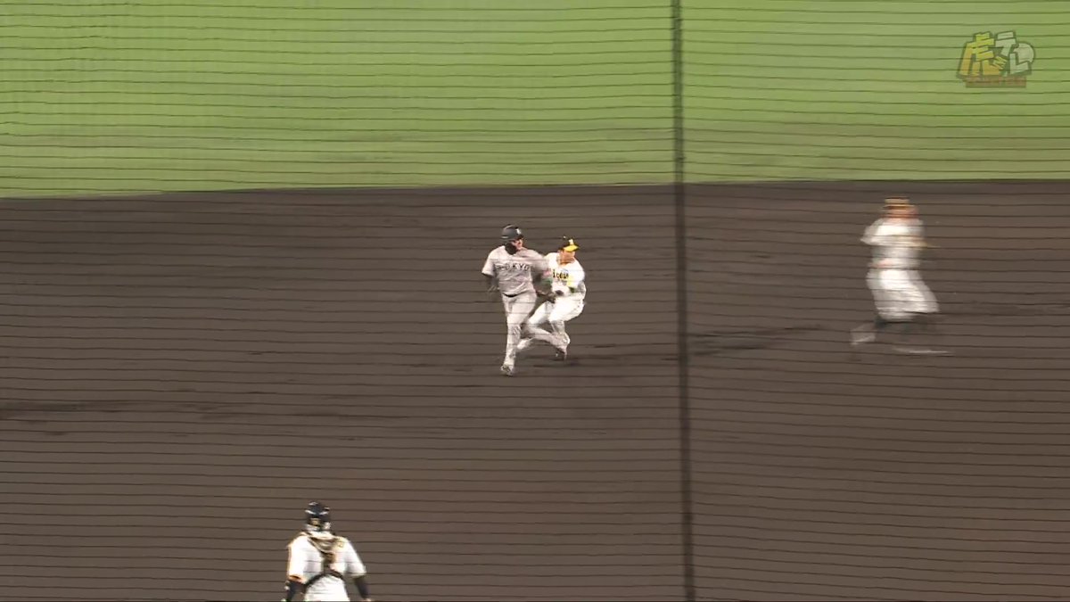1回表、無死2塁で浅野選手の送りバントを才木投手が好フィールディング！見事ダブルプレーで切り抜ける！ #hanshin #虎テレ #阪神タイガース #ARE_GOES_ON