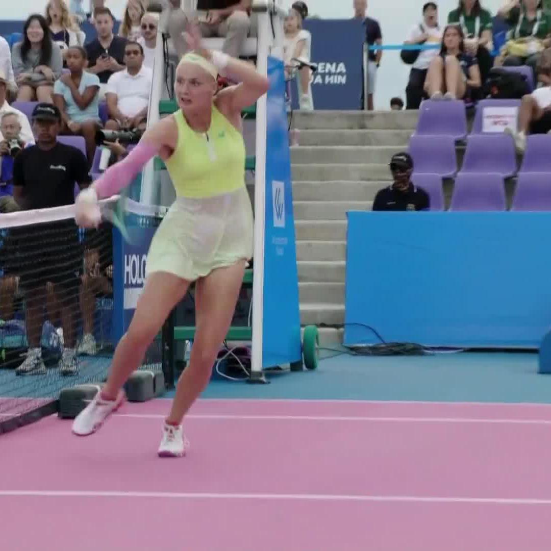 Here, there and EVERYWHERE 💎 Rebecca Sramkova is a set away from the title in Hua Hin, she takes the opening set 6-4. #ThailandOpen
