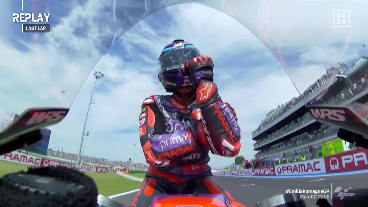 QUÉ FINAL DE CARRERA 🤯🥵😱 Enea Bastianini adelantó a Jorge Martín con toque incluido para ganar... Y el 89 respondió con un corte de mangas #EmiliaRomagnaGP 🇮🇹 #MotoGP 🏁