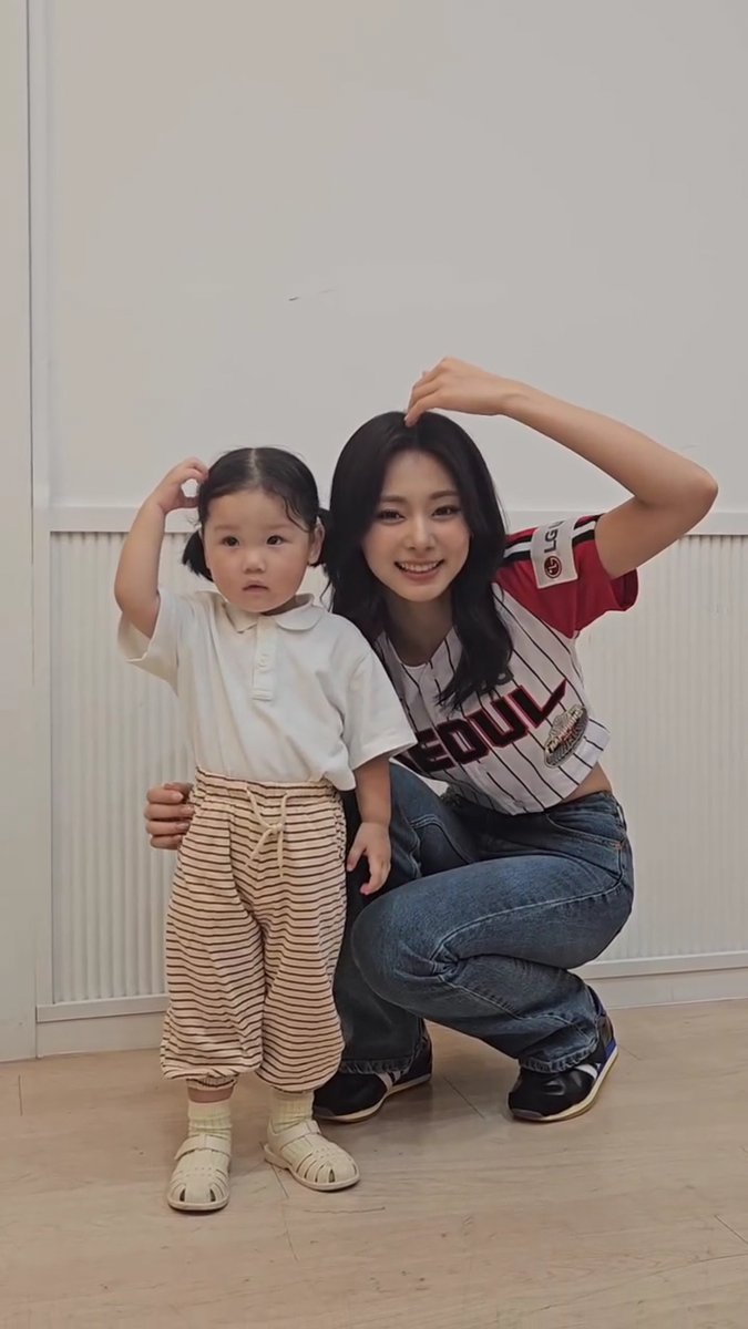 Tzuyu with Chaeyi, daughter of LG Twins player Park Dongwon 🥹