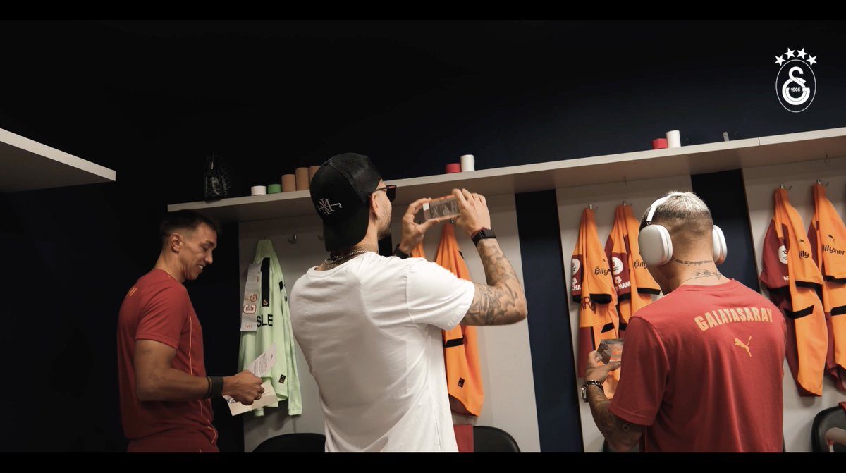 Futbol sevgidir, futbol tutkudur, futbol aile olmaktır. 35 milyonluk bu ailenin en önemli parçalarından biri olan Aslanlarımız, dün akşam Kadıköy’de yeni bir tarih yazmak için bir aradaydı. 💛❤️ Galatasaray ailesinin, hocamıza ve futbolcularımıza mektup sürprizinden en özel anlar sizlerle! 😍 Fenerbahçe galibiyetimizin hikayesinin tamamı bu akşam Galatasaray YouTube KATIL’da yayınlanacaktır. 🦁 Hemen üye olmak için: