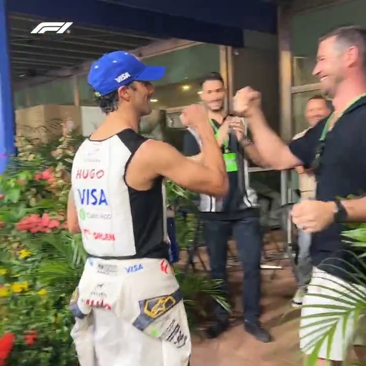Quite the reception for Danny Ric back at RB 🤜🤛 #F1 #SingaporeGP