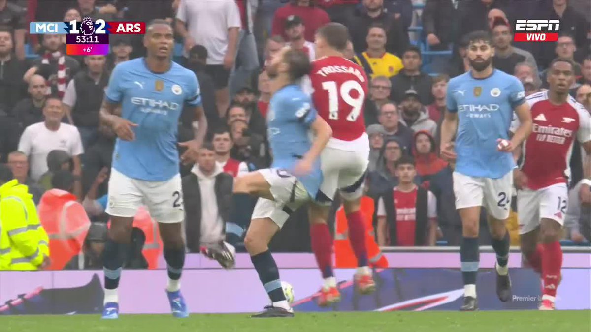 Al Arsenal le acaba de hacer la expulsión más inexplicable que vi en Premier League. Imposible competirle así: