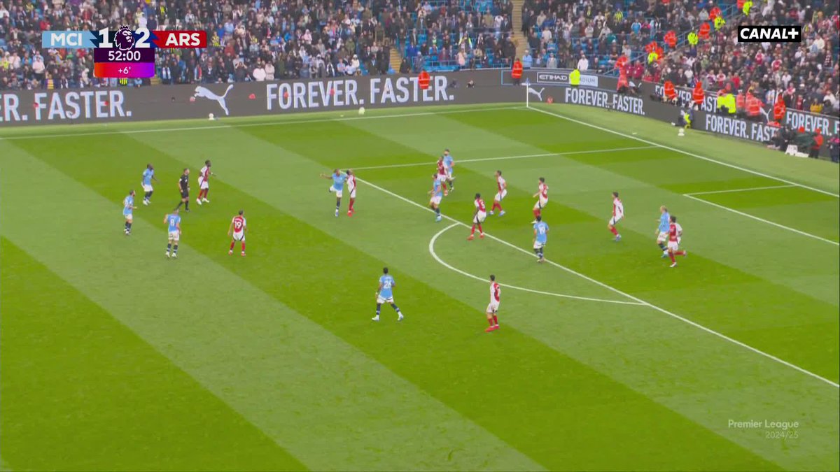 Le carton rouge pour Leandro Trossard après avoir reçu un deuxième jaune. 🟥 Ça parait vraiment très sévère. L’arbitre lui reproche d’avoir dégagé le ballon après son coup de sifflet. 🎥 CANAL+ Foot