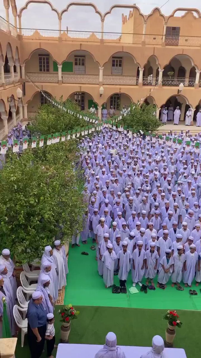 مشهد استثنائي في مدرسة ابتدائية بمدينة القرارة التابعة لولاية غرداية جنوب الجزائر، بمناسبة افتتاح الموسم الدراسي أثناء رفع العلم الوطني وآداء النشيد الوطني من طرف التلاميذ اللهم احفظ أبناء بلدي ..