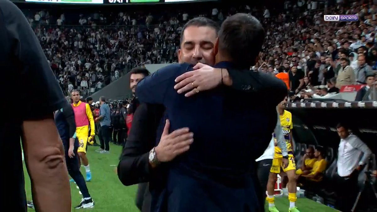 Arda Turan. Takımı mağlup olmuş ama yine de gelip selam verip gidiyor. Adriano’yu Beşiktaş’a getirmek için araya Tayyip Erdoğan’ı sokuyor, Seba’yı anmak için Beşiktaş forması giyiyor, kartal Pençesi yapıyor. Vallahi billahi senden razıyız hocam. Var ol.