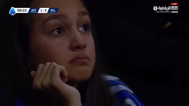 بكاء طفلة مشجعة لـ انتر بعد هدف ميلان الثاني 🥹