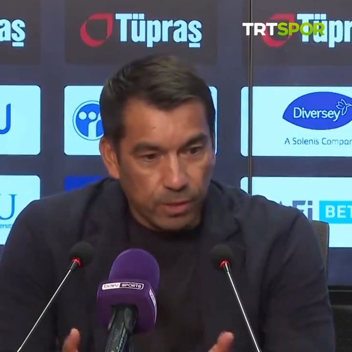 🗣️Giovanni van Bronckhorst: Bugün Muçi kadroda yoktu. 21 kişilik kadro oluşturuyoruz ve 11'le çıkıyoruz. Bu konuda bana güvenin. Herkesin her idmanda hazır olduğu görüntüsünü göstermesi gerekiyor. Kadroda olmayanların çok fazla çalışması gerekiyor.