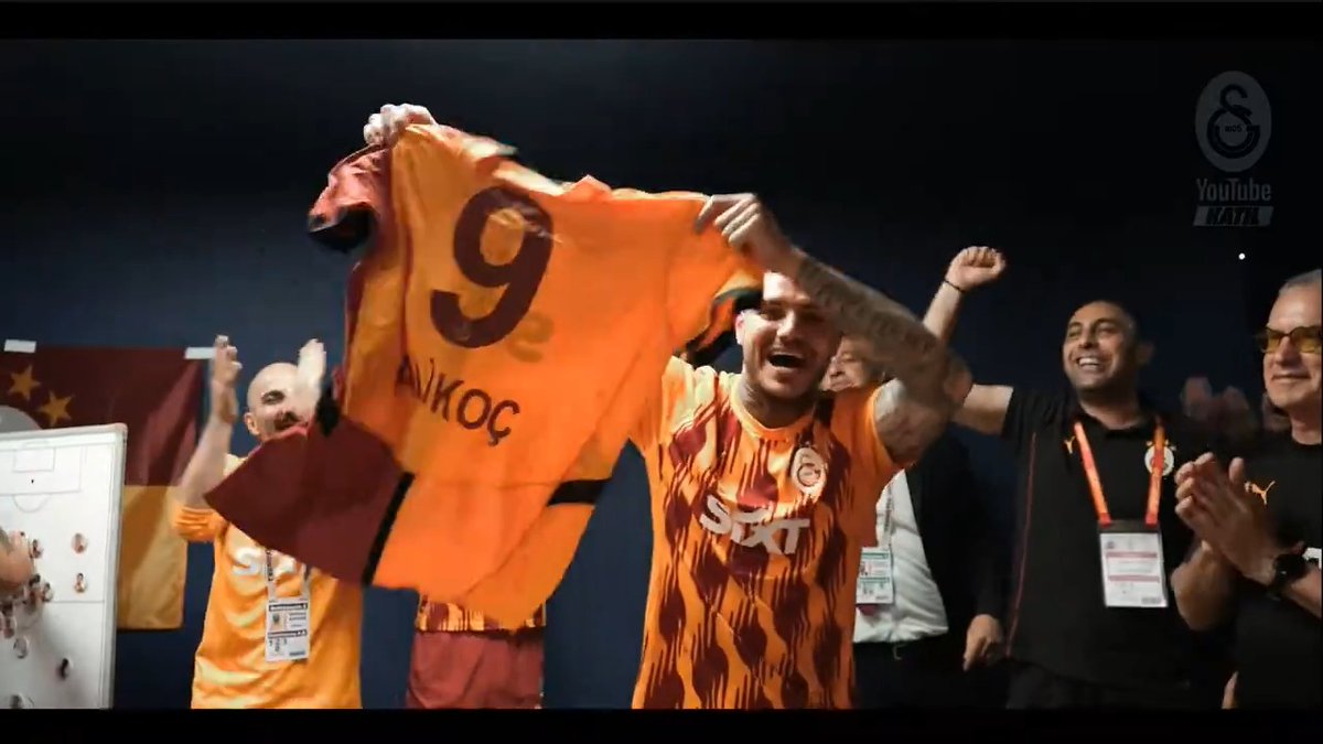 😅Mauro Icardi, Kadıköy'deki galibiyetin ardından sırtında 'Ali Koç' yazan 9 numaralı formayı giydi. (Galatasaray Youtube Katıl)