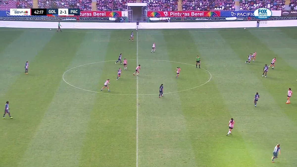 ✨ | Tenés que cerrar el estadio, Charlyn. Los genios hacen eso…