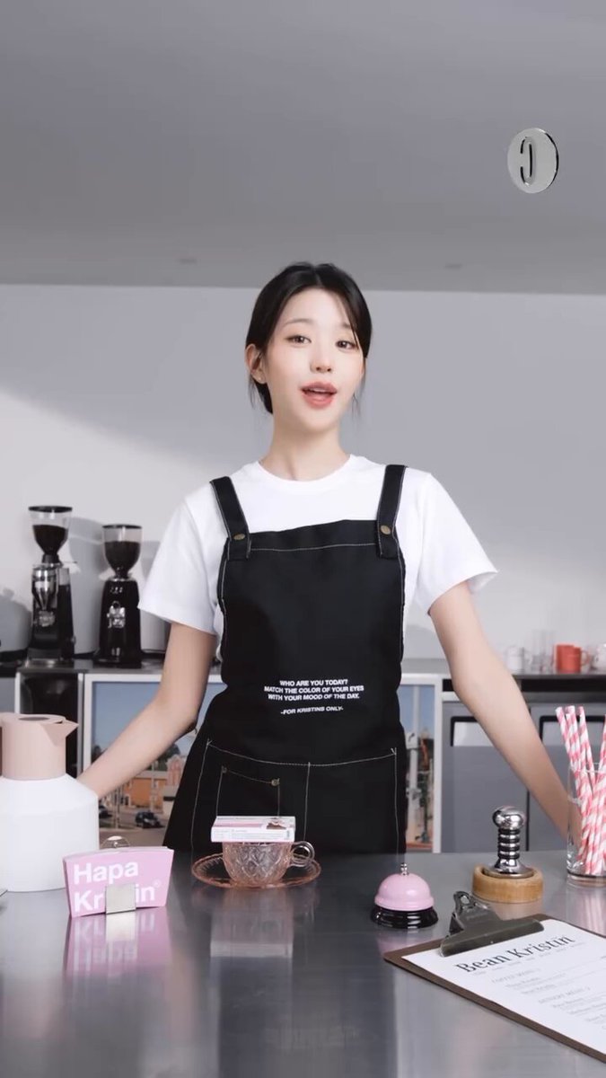 이런 미친 카페에 손님이 없어서 이렇게 생긴 카페알바생이 오늘의시그니처빈크리스틴입니다를 영원히 반복함 제발저요 제가주문했어요 이카페제가갈래요