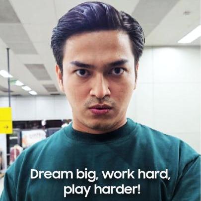 RT kalau motto kamu Work Hard, Play Hard?! Coba reply tempat paling ter-out of the box buka kerjaan versi kamu? 💡💭 Coming really soon, a device that will make your vision come true, definitely make you work smarter &amp; play even harder. #ExpandWorkPlay