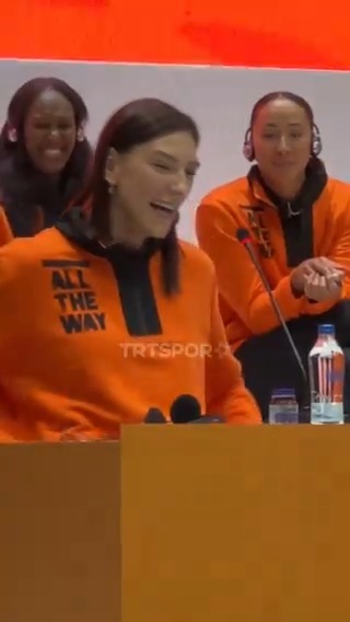 🗣️ “Pardon arkadaşlar, heyecanlandım” 😅 🗣️ "Türkiye liginin kalitesi her sezon artıyor." 🗣️ "Yeni transferlerin bize yardımcı olacağına inanıyoruz." 🏐 Eczacıbaşı'nın kaptanı Tijana Boskovic, yeni sezon açılışı basın toplantısında konuşmasını Türkçe yaptı. 🇹🇷😍 #TRTSporDijital