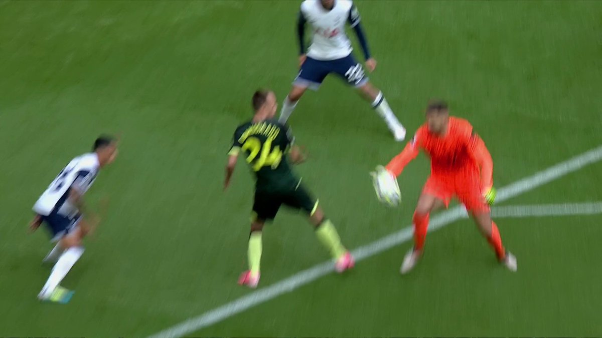 "100% NOT a red card!" Why didn't VAR get involved after Spurs keeper Guglielmo Vicario handled the ball outside the box? 🤔