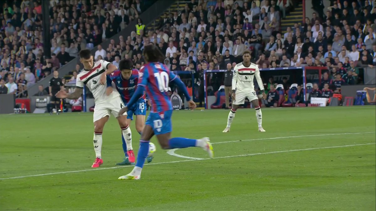 "It's a COWARDLY tackle!" 😬 Was Lisandro Martinez lucky not to see red at Selhurst Park? 💬