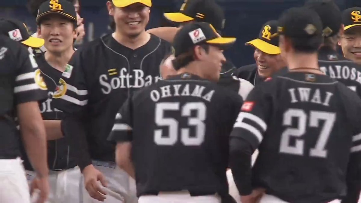 福岡ソフトバンク #小久保裕紀 監督が就任一年目にしてパーソル パシフィック・リーグ優勝‼️ 8度宙に舞いました👀🔥 #sbhawks 👇ライブ配信はこちら！