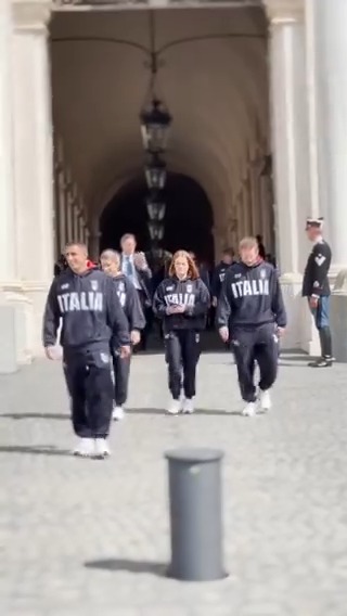 Prossima fermata… Quirinale! 🇮🇹 Che belli i nostri azzurri in visita al Presidente della Repubblica per la riconsegna del Tricolore! 🫶 #ItaliaTeam #Paris2024