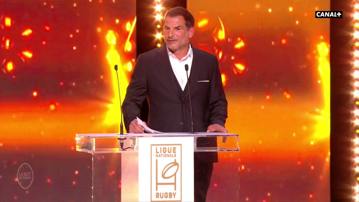"Ce métier est de plus en plus dur. Mais j'ai le sentiment que c'est le plus beau du monde." Le magnifique discours de Marc Lièvremont au moment de remettre le trophée du meilleur staff 👏 #NuitDuRugby