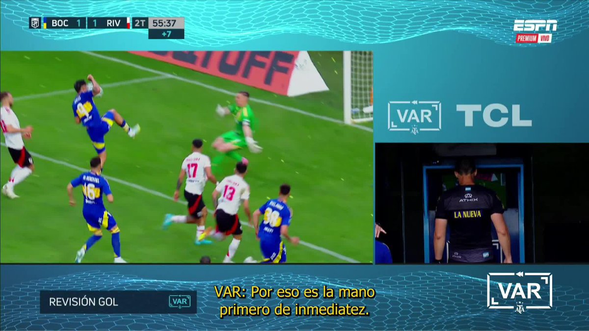 Recién veo esto Cobró tiro libre por mano de inmediatez lo que significa que solo anula el gol, no todo lo posterior a la mano. Y menciona el contacto pero dice que fue después. Es una burrada histórica o estoy loco?