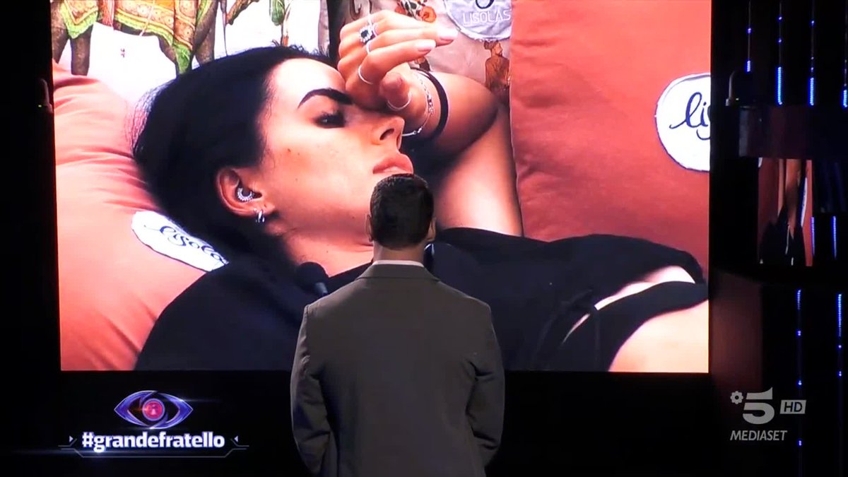 Javier non è indifferente al fascino di Shaila? La risposta a questa domanda ce la dà proprio lui... 👀 #GrandeFratello