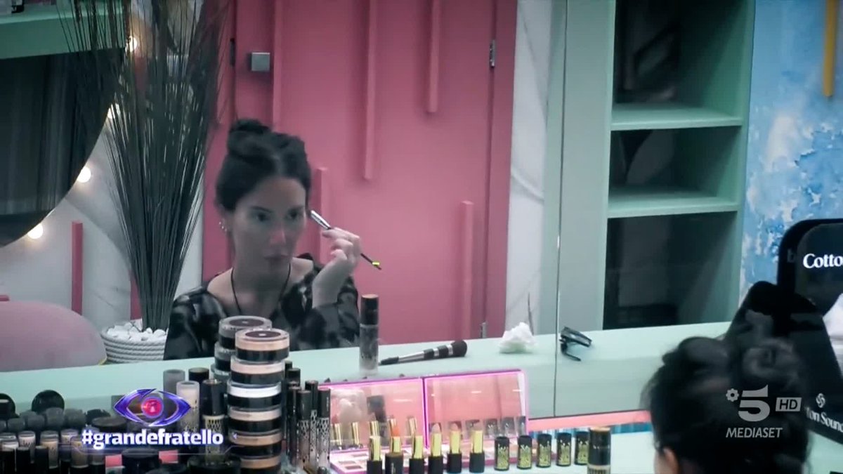 "Quando mi guardo, io non mi piaccio". Jessica ha aperto il suo cuore e raccontato le sue insicurezze... e il supporto delle sue amiche è arrivato puntuale e dolcissimo! ❤️ #GrandeFratello