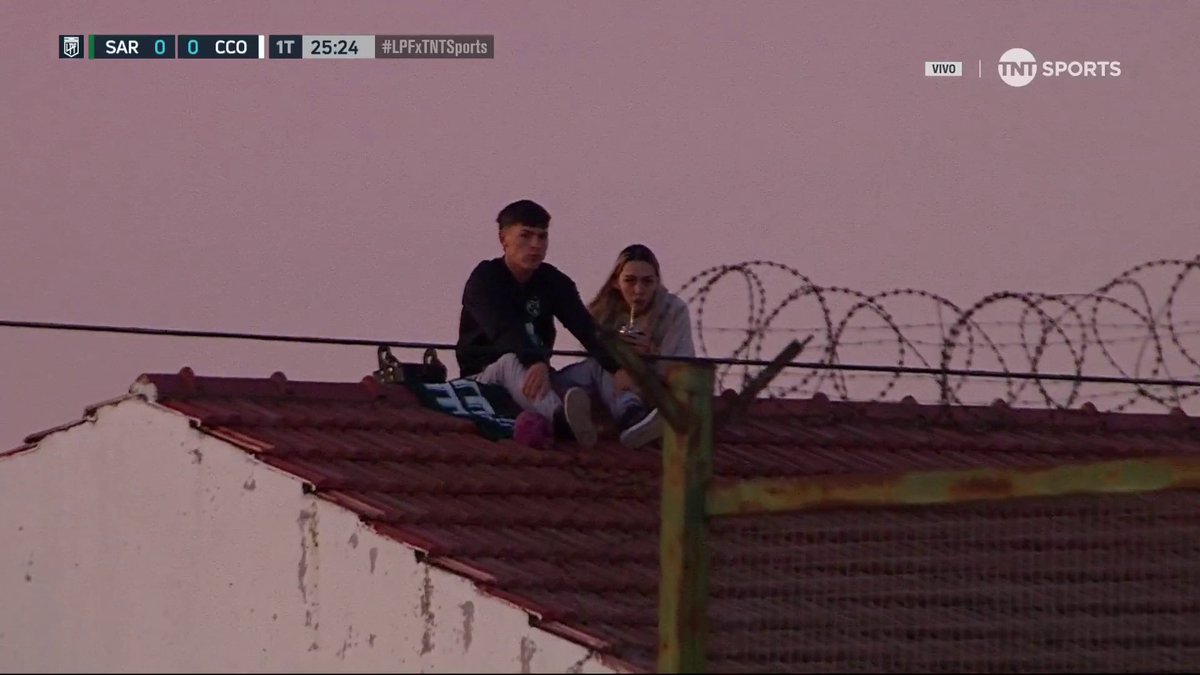 “Amor” Por esta pareja a la que filmaron viendo a Sarmiento mientras toman mate y ven el atardecer desde el techo de su casa.